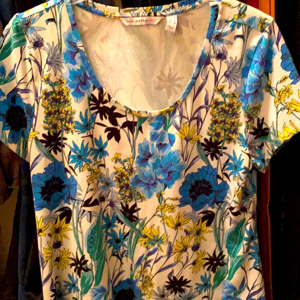 Beautiful top size small.